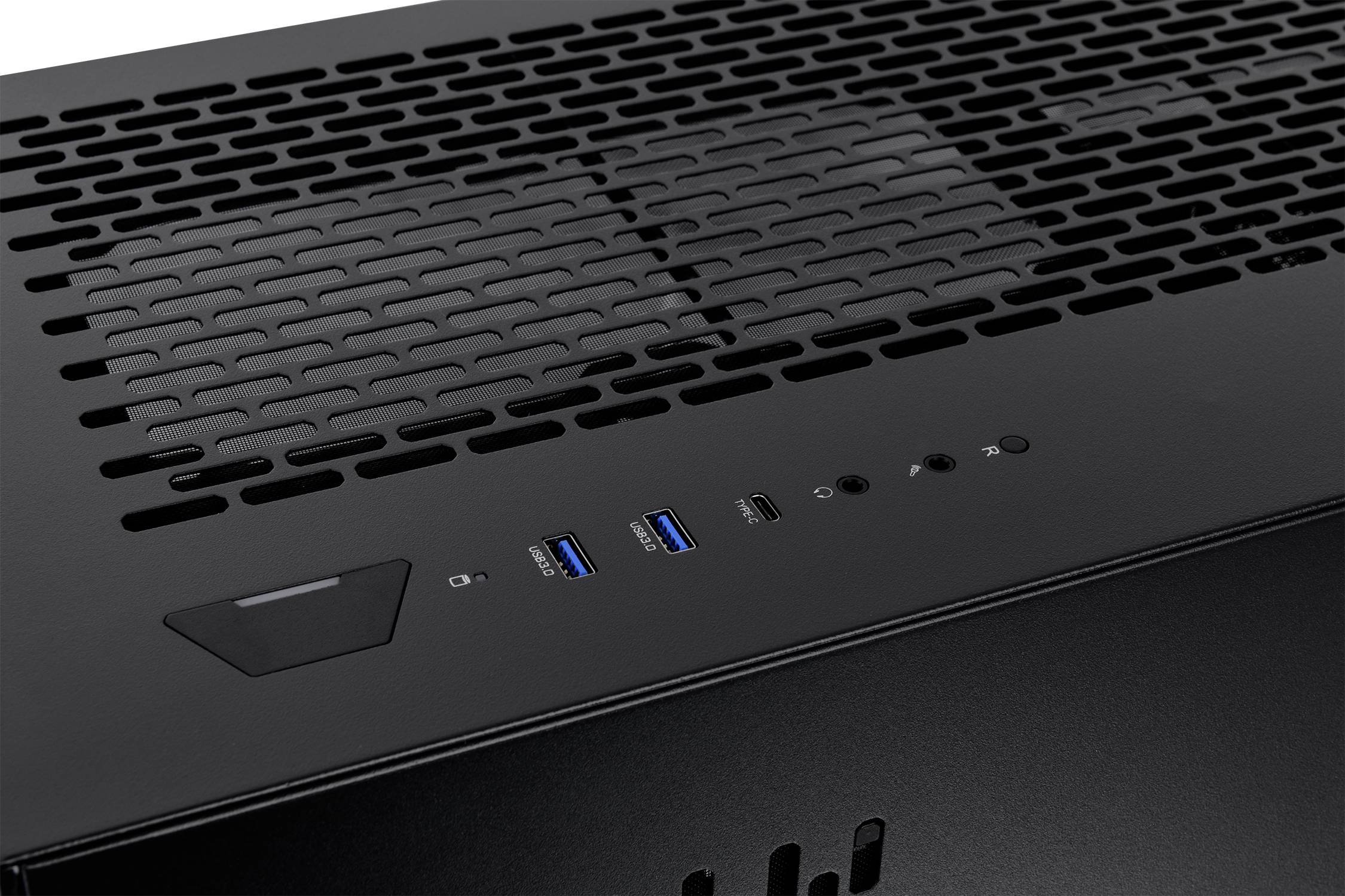 Czarna obudowa komputera z otworami wentylacyjnymi u góry przedstawia dwa porty USB, gniazda audio oraz przycisk zasilania.