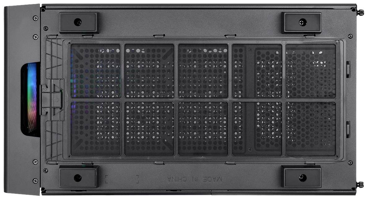 Spód obudowy komputera z wymiennym filtrem przeciwkurzowym i gumowymi stopkami tłumiącymi wibracje. Po lewej stronie widoczny jest wentylator.
