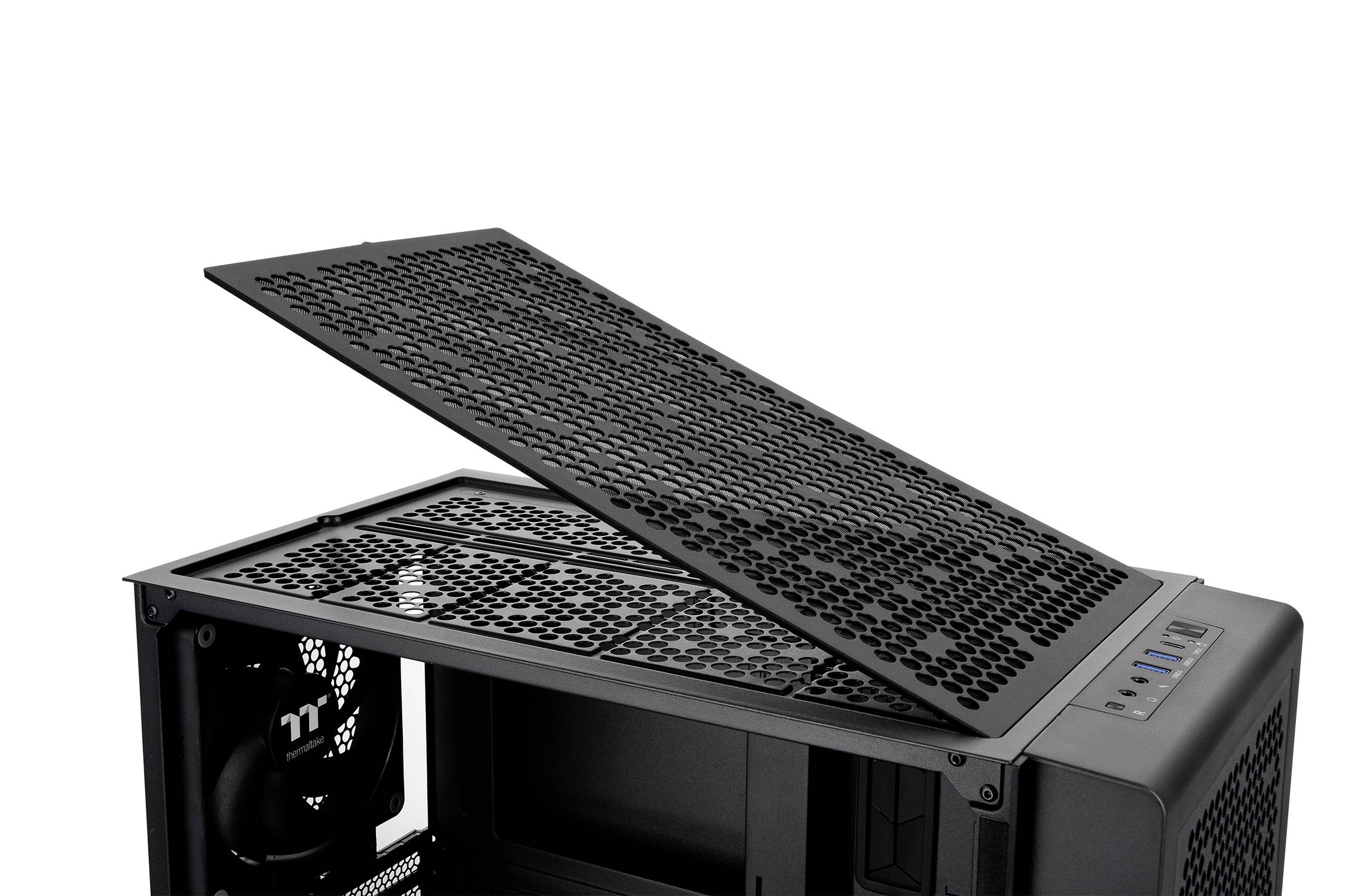 Obudowa komputera, otwarta z boku, ukazuje łatwo zdejmowany górny filtr przeciwkurzowy. Wentylatory widoczne w tle.