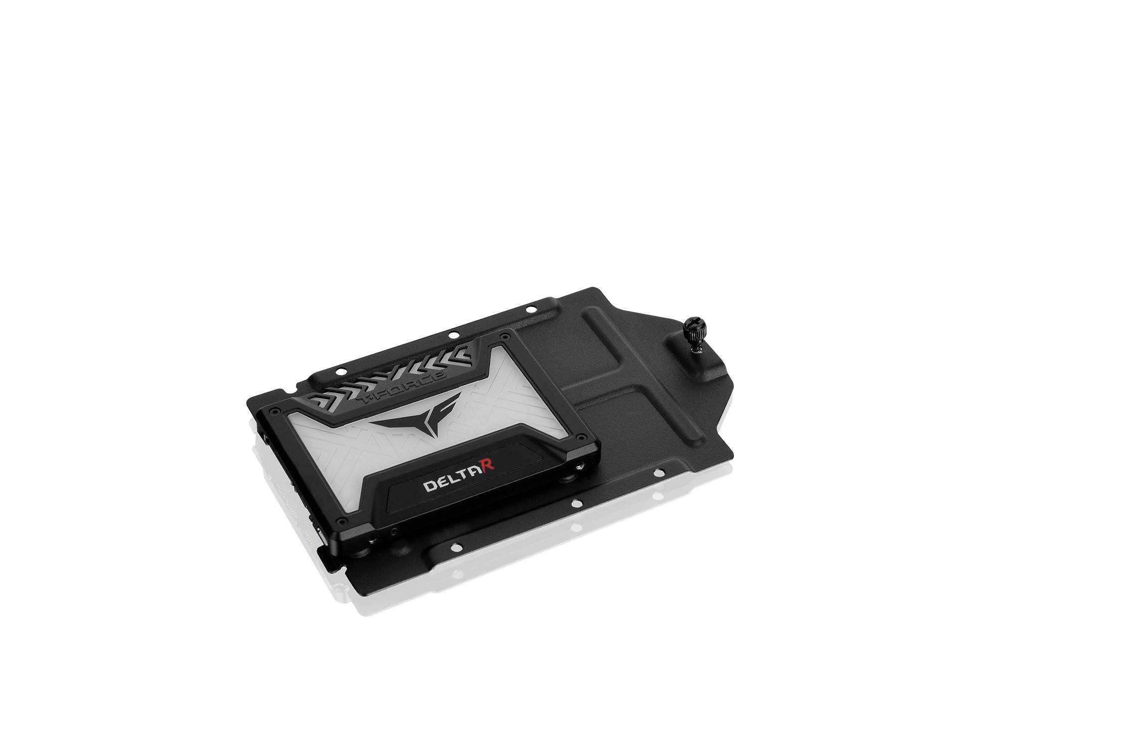 Chłodnica wodna 'DELTAP' z czarną obudową i przezroczystą częścią środkową, leżąca na białej powierzchni, przeznaczona do chłodzenia komputera.