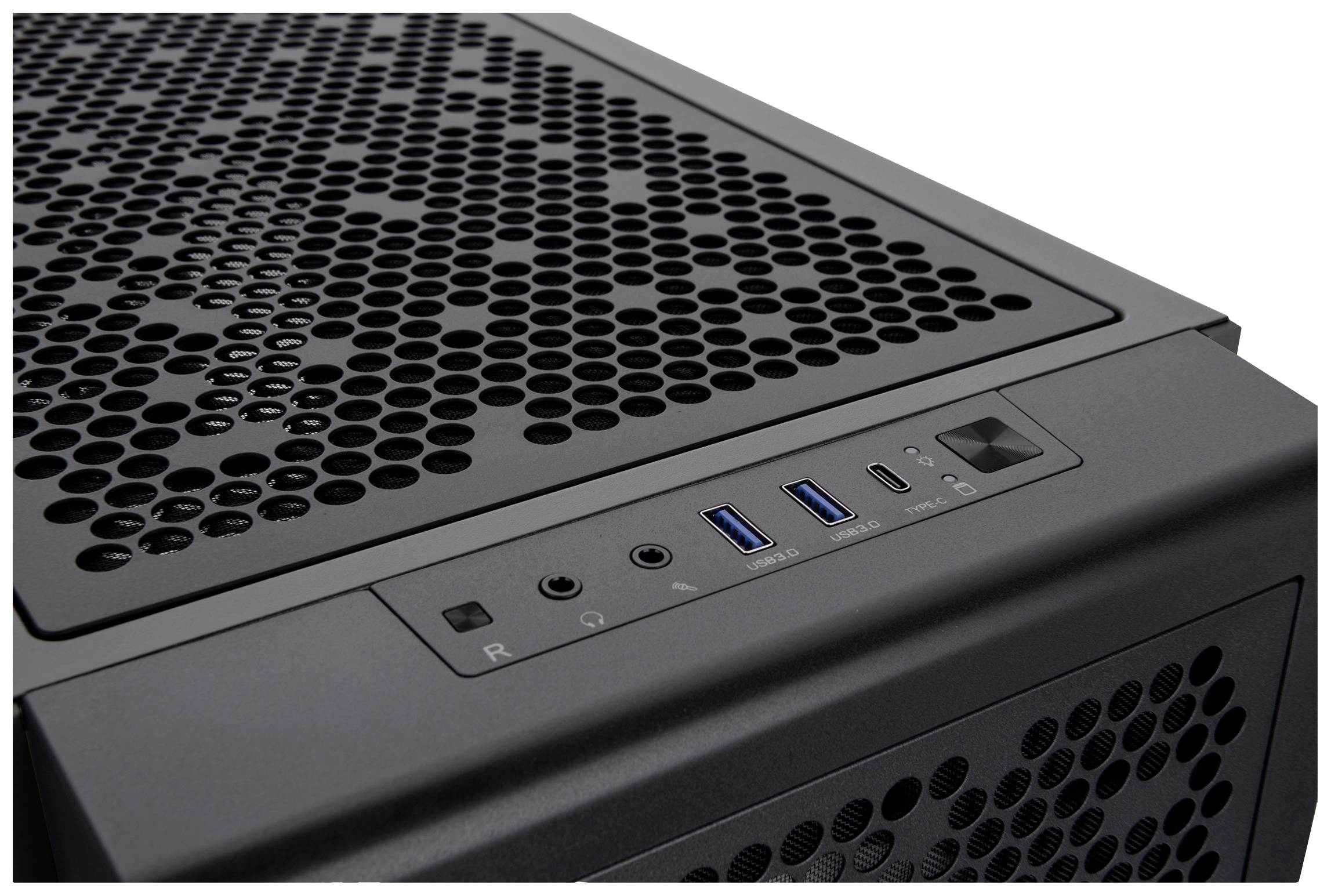 Czarna obudowa komputera z górną kratką wentylacyjną. Na przedniej ścianie znajdują się złącza: dwa porty USB, jeden USB-C, wejście audio, przycisk zasilania.