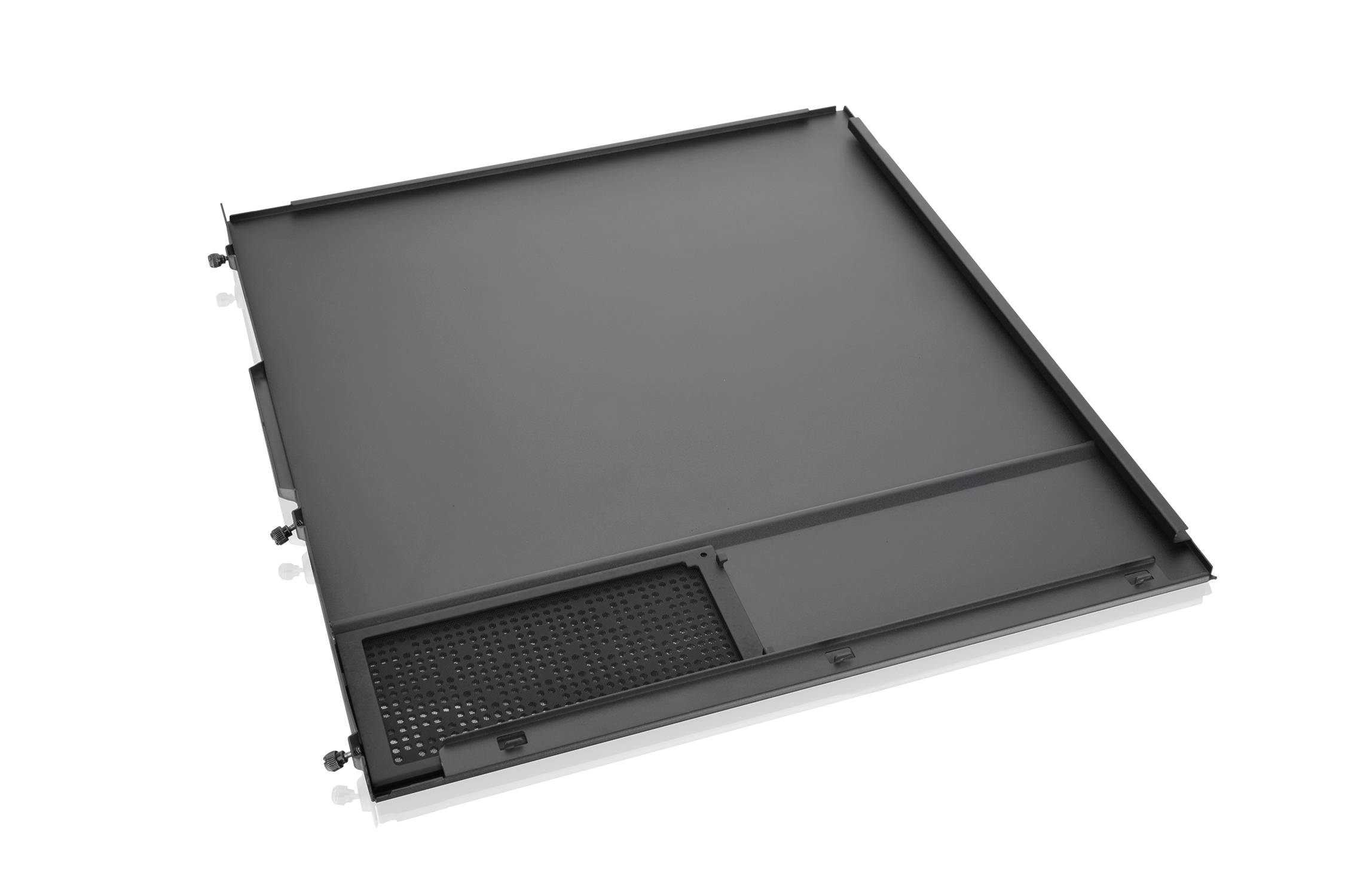 'Prostokątna czarna taca z podniesionym brzegiem, z perforowaną strefą w lewym dolnym rogu. Nadaje się do organizacji lub prezentacji.'