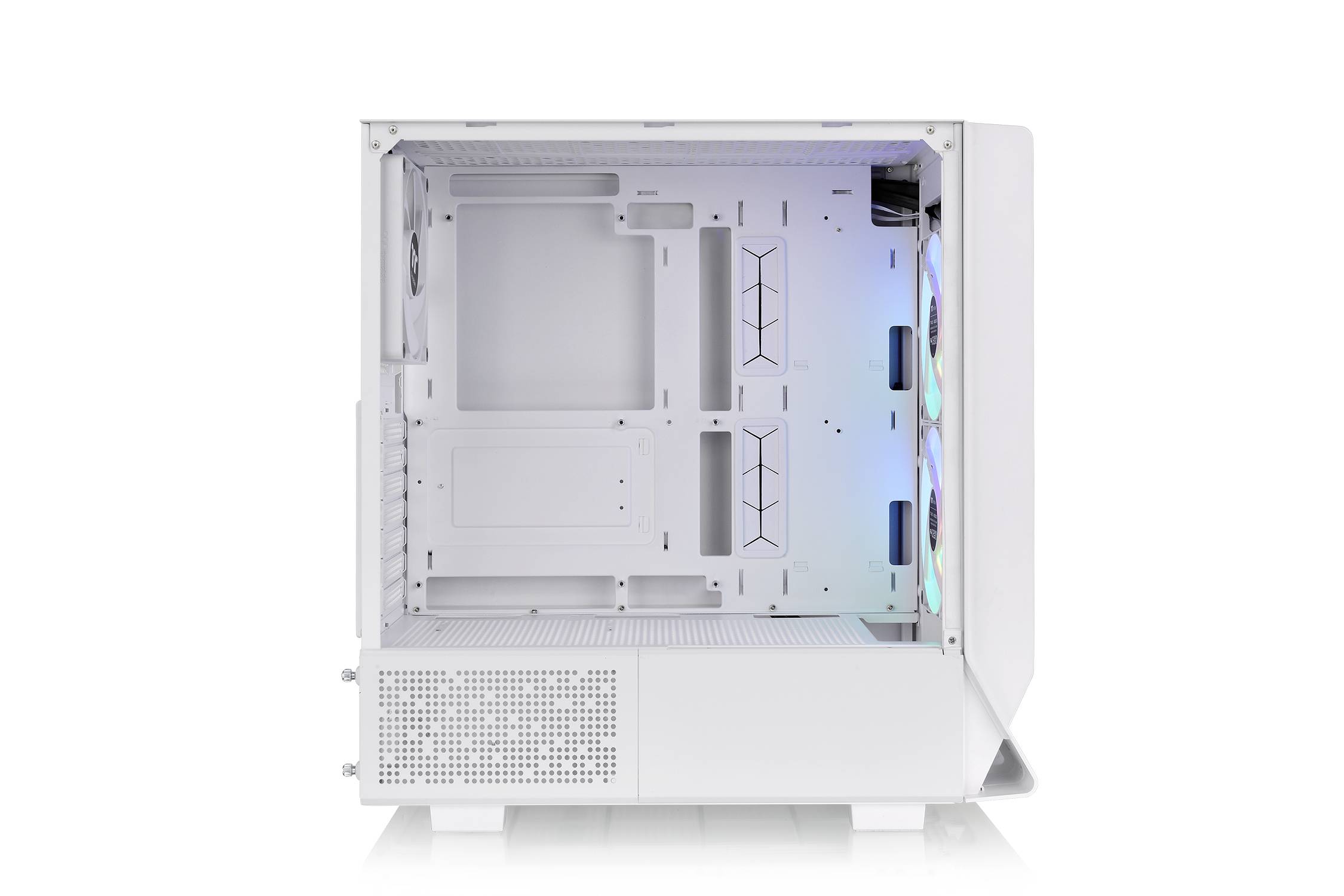 Widok wewnętrzny białej obudowy komputera z podświetleniem i wentylatorami. Widoczne są liczne sloty na komponenty.