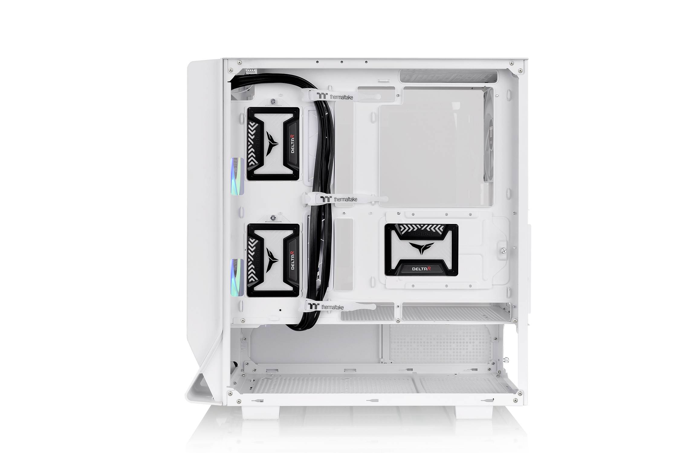 Biała obudowa komputerowa z trzema widocznymi ramkami na dyski twarde i zarządzaniem kabli, odpowiednia do projektów budowy komputera PC.