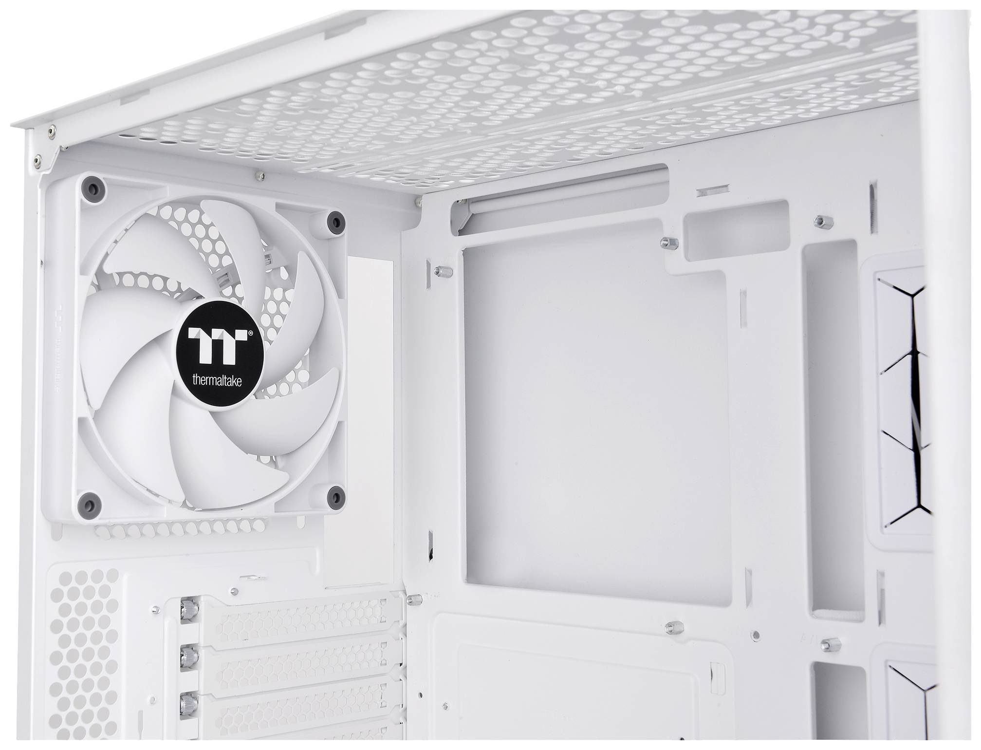 Białe obudowa komputerowa z dużym wentylatorem z tyłu oraz wieloma otworami do zarządzania kablami i wentylacji.
