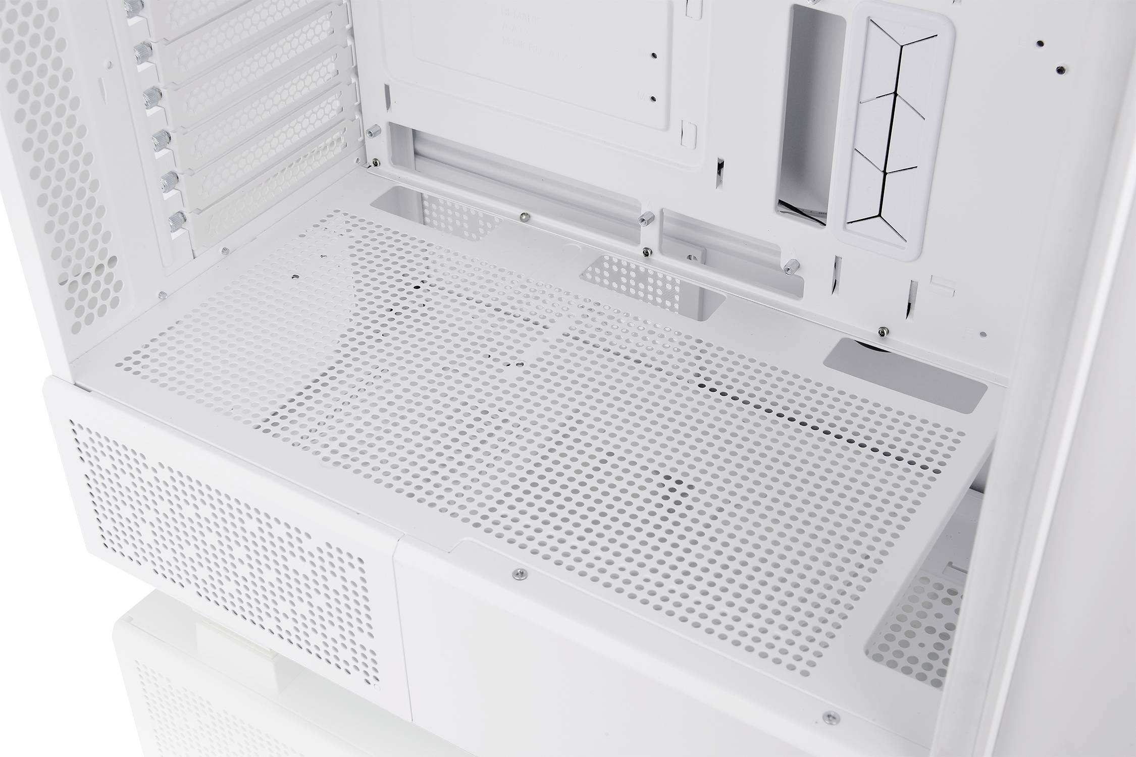 Białe wnętrze obudowy komputera z kratką wentylacyjną i wieloma slotami, odpowiednie do montażu podzespołów komputerowych.