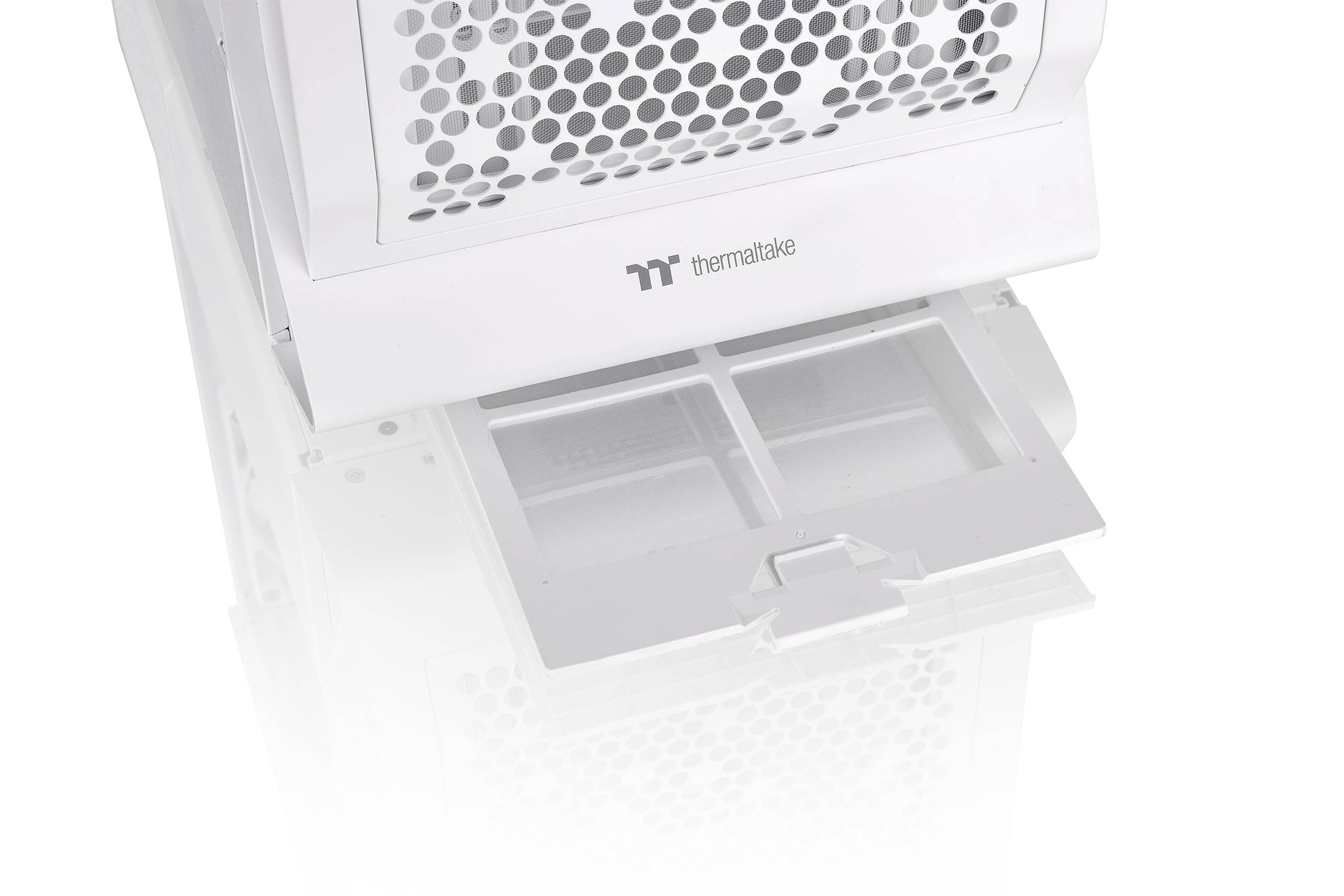Białe obudowa komputera z otwartą kratką wentylacyjną. Poniżej znajdują się wyjmowane filtry przeciwkurzowe.