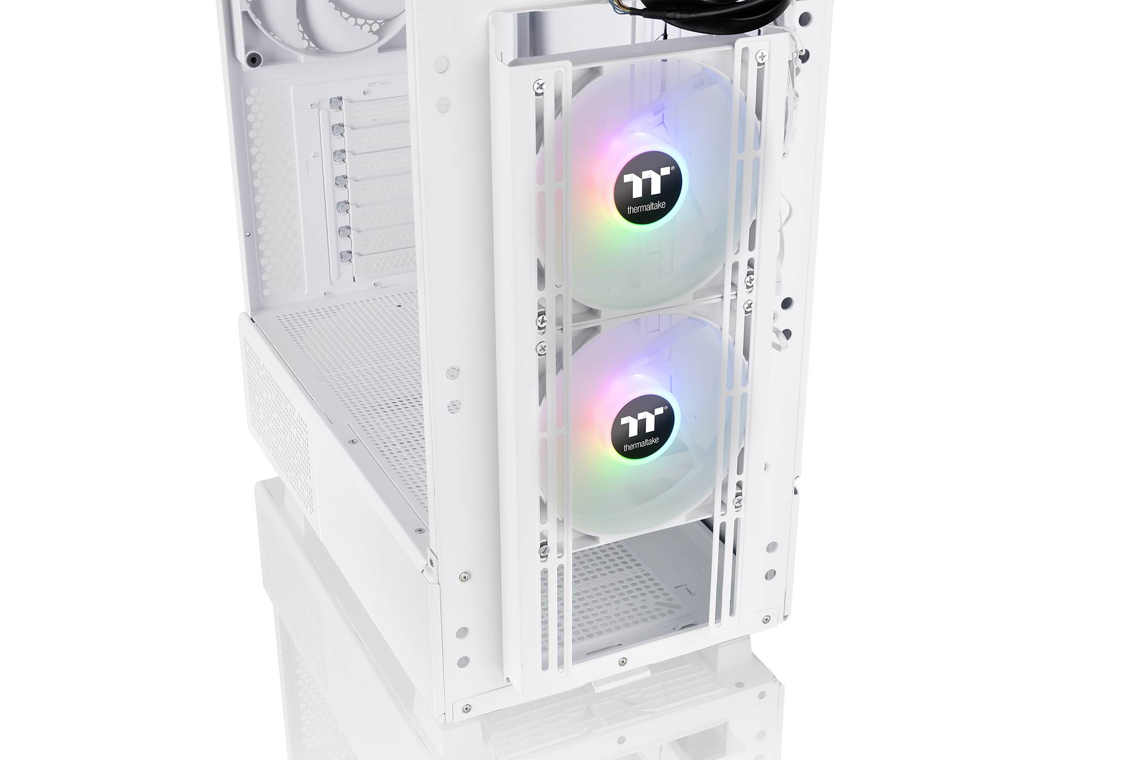 Białe obudowa komputera z dwoma podświetlanymi wentylatorami z przodu. Wentylatory posiadają świecące logo i wyświetlają kolory tęczy.