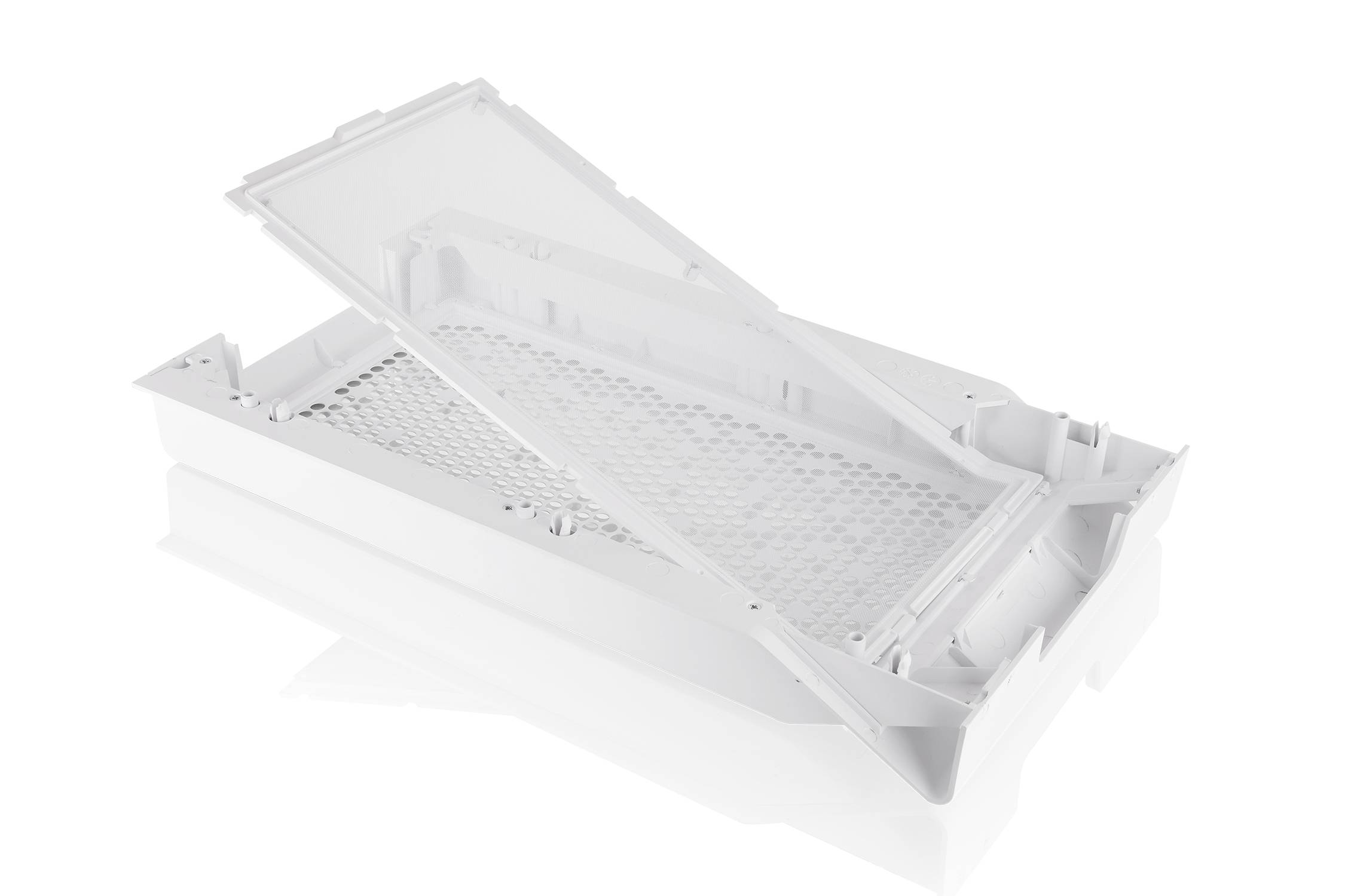 Biały plastikowy pojemnik z zdejmowaną pokrywą; pokazany w stanie otwartym. Dno wyposażone jest w wzór kratownicy.