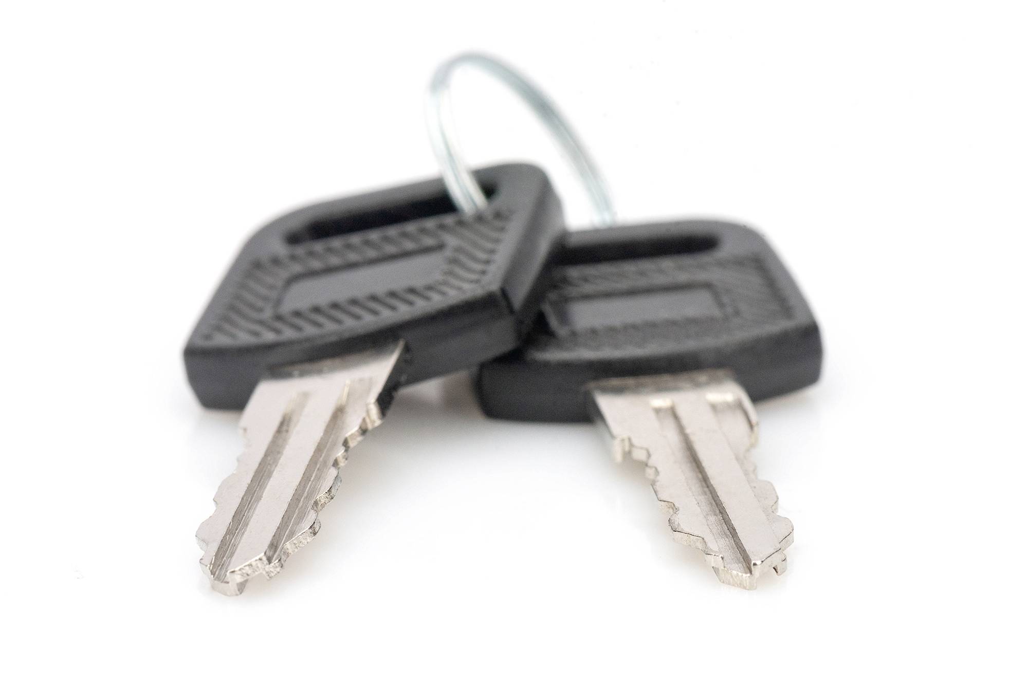 Dwa srebrne klucze z czarnymi uchwytami z tworzywa sztucznego leżą skrzyżowane na białym tle.