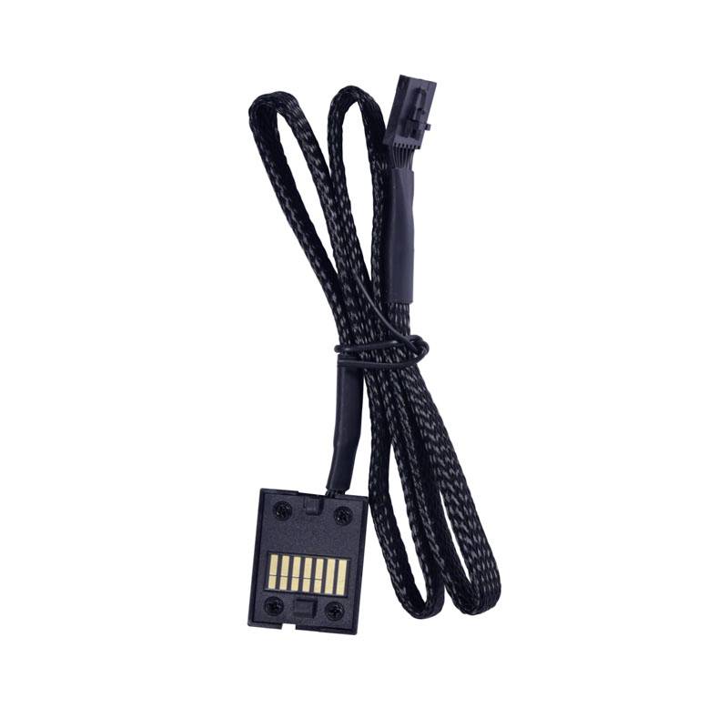 'Czarny kabel z prostokątnym złączem zawierającym pozłacane styki, na białym tle.'