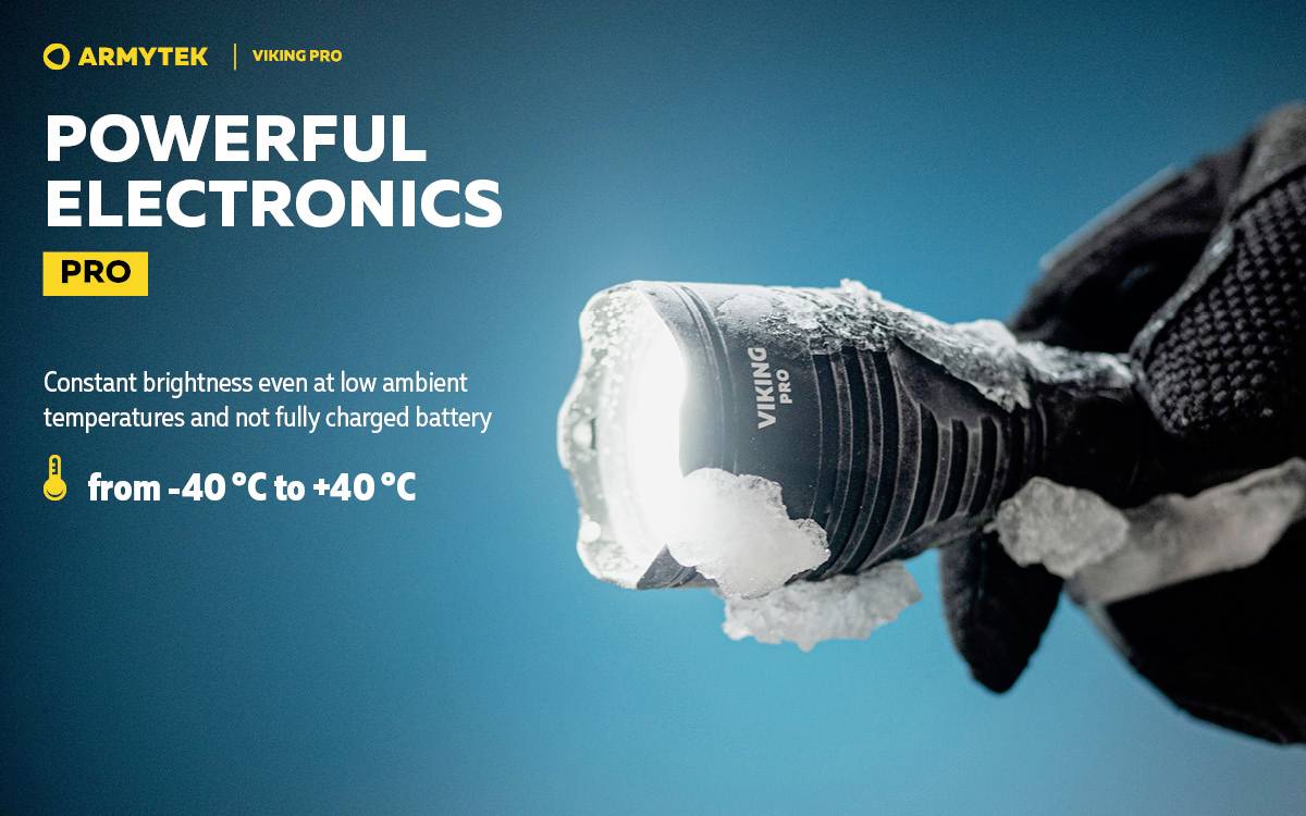 Latarka pokryta lodem w jednej ręce. Tekst opisuje stałą jasność przy niskich temperaturach od -40°C do +40°C.