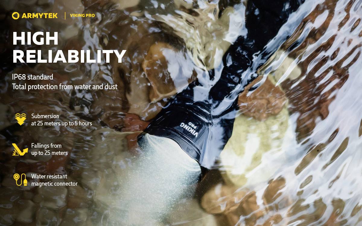 Latarka zanurzona w wodzie; Tekst: Wysoka niezawodność, standard IP68, ochrona przed wodą/pyłem, głębokość 25m, odporność na upadek z 25m.