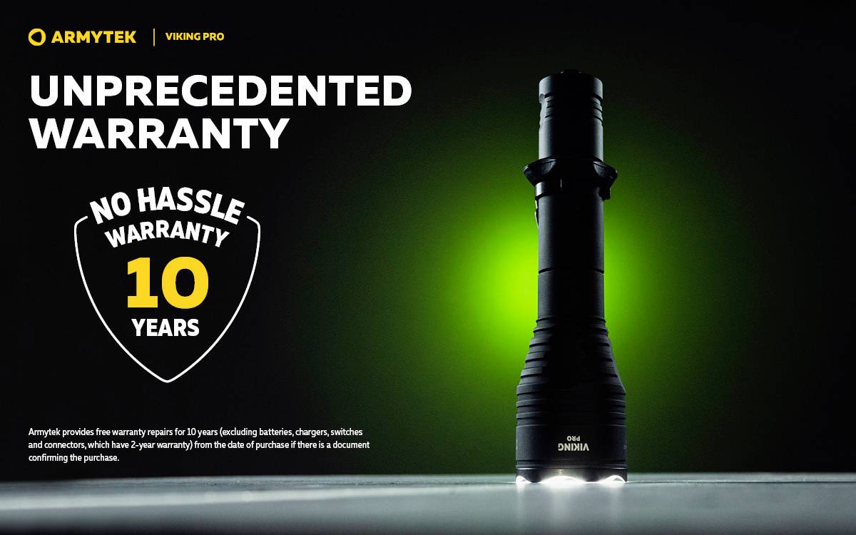 Czarna latarka marki Armytek leży na stole. W tle widnieje napis "Bezprecedensowa gwarancja - 10 lat gwarancji bez zbędnych formalności".