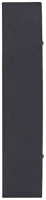 Czarna, prostokątna skrzynka stojąca pionowo na białym tle.