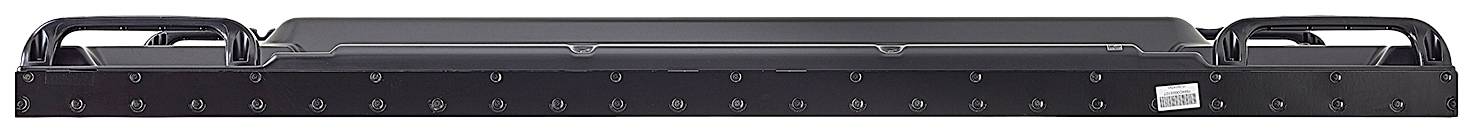 Czarna, prostokątna plastikowa miska z uchwytami na końcach, prawdopodobnie pojemnik lub pokrywa, na białym tle.