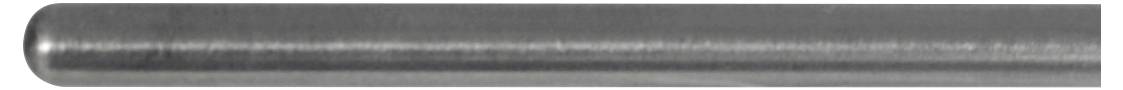Zbliżony widok gładkiego, cylindrycznego pręta metalowego, w kolorze szarym, o wypolerowanej powierzchni.