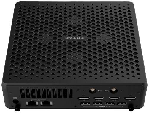 Czarny mini-komputer z heksagonalnym wzorem na górze, z wieloma portami z przodu: 2 DisplayPort, 2 HDMI, 2 USB, złącza audio.