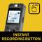 Urządzenie do nagrywania dźwięku z wyświetlaczem, który pokazuje czas nagrania i datę. Po prawej stronie symbol funkcji natychmiastowego nagrywania.