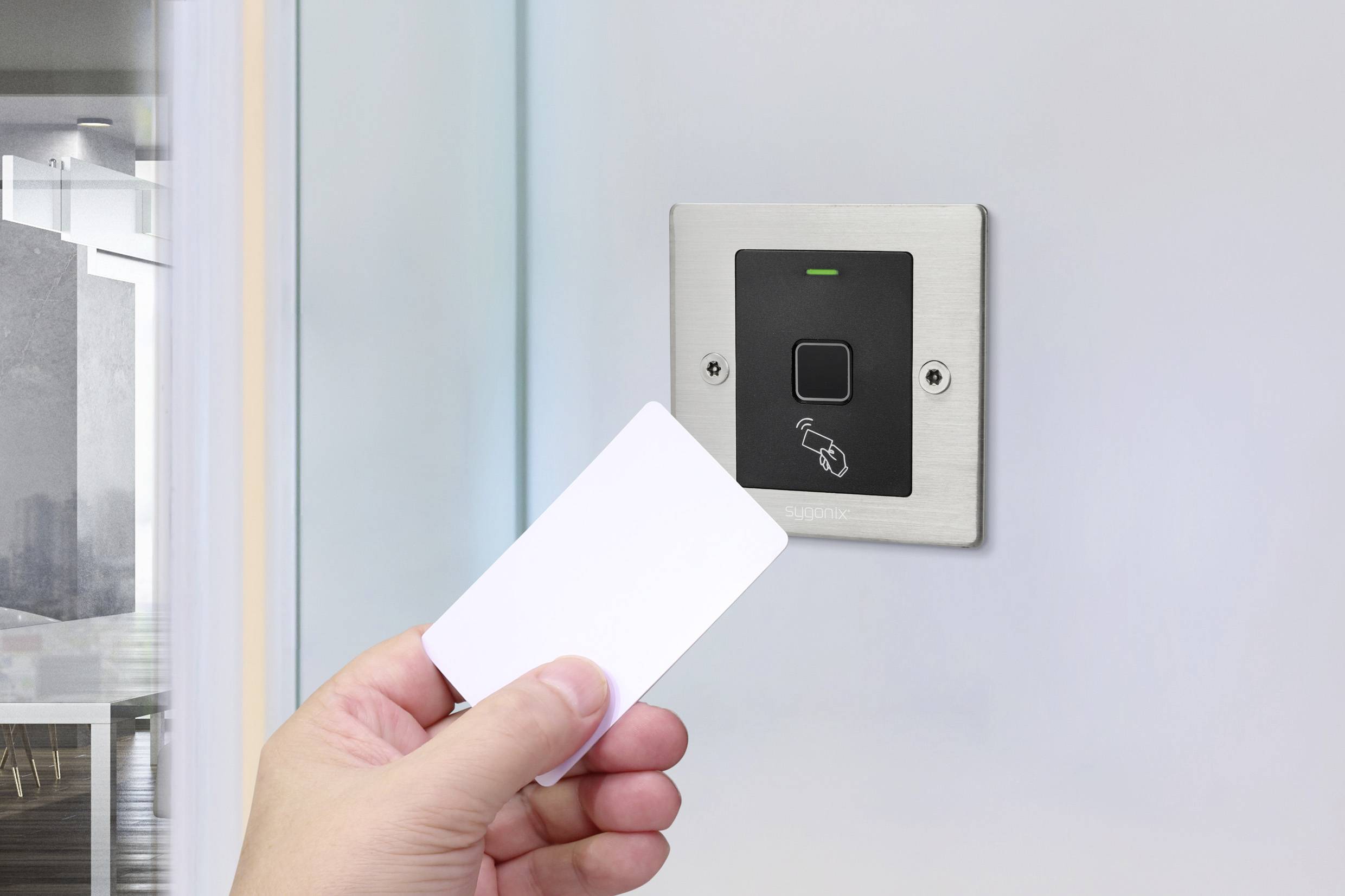 Osoba przykłada kartę dostępową do elektronicznego zamka, a zielone światło sygnalizuje pomyślne odblokowanie drzwi.