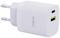 Białą ładowarkę USB z dwoma portami, jednym USB-A i jednym USB-C, z wtyczką europejską.