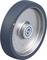 Stalowe koło z szarą gumową nawierzchnią, odpowiednie do wózków transportowych. Rdzeń koła wykonany z chromowanego metalu, wyposażony w łożysko kulkowe.