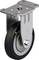 Przemysłowa rolka kierunkowa z metalu i gumy, obudowa w kolorze srebrnym, czarna powierzchnia koła. Idealna do ciężkich ładunków na gładkich powierzchniach.