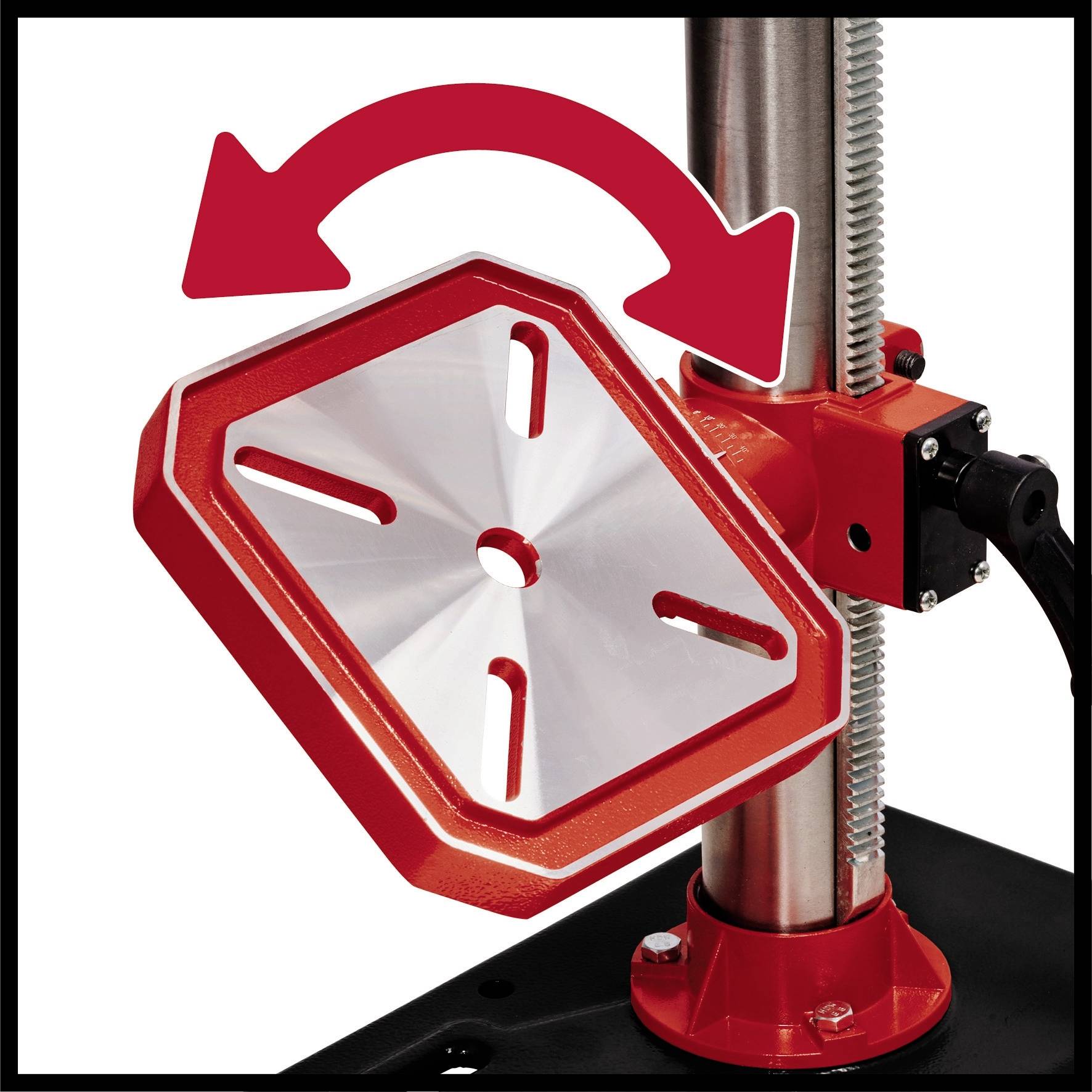 Czerwona korbka wskazuje kierunek obrotu na maszynie z regulowaną metalową podstawą zamocowaną na pionowym słupie.