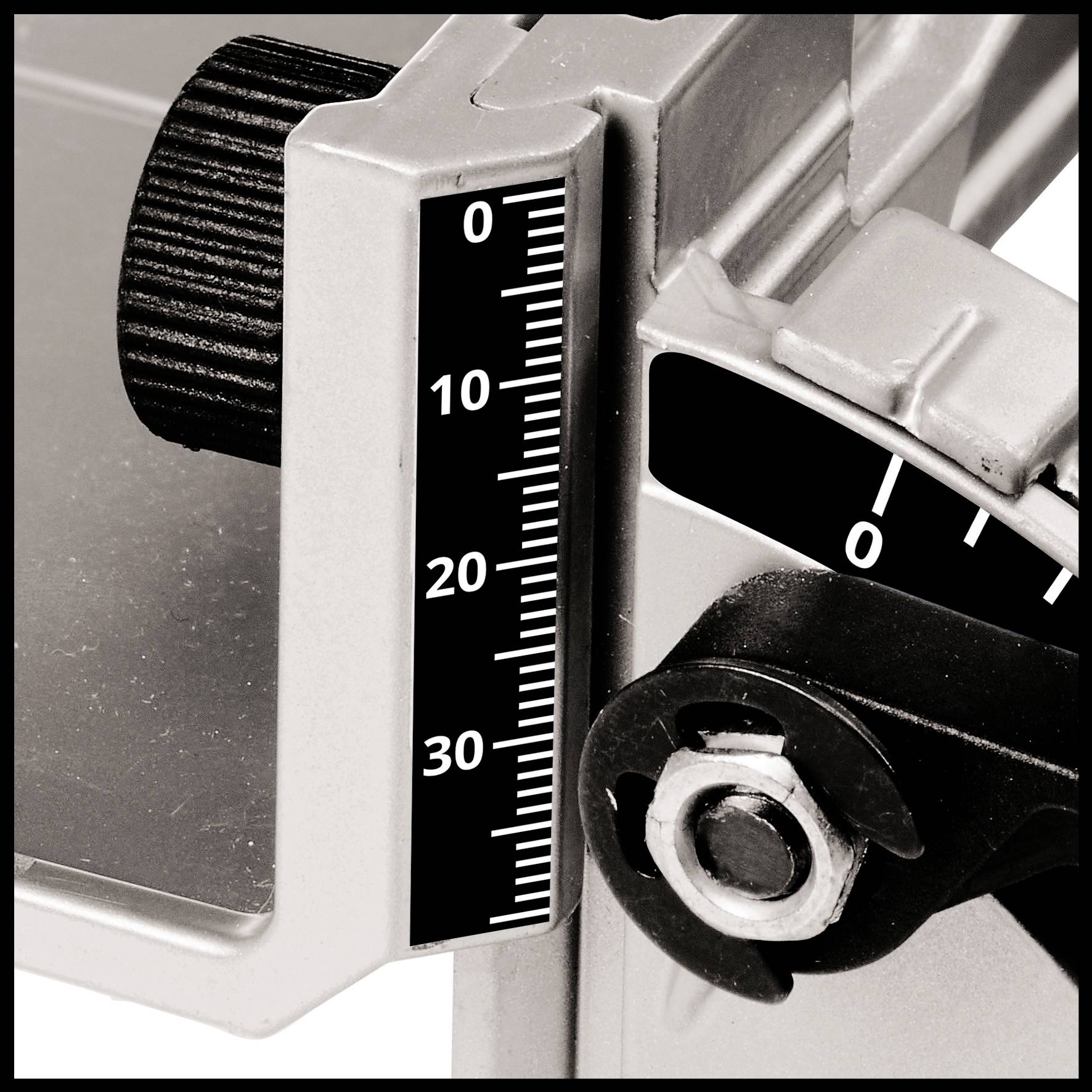 Zbliżenie srebrnego urządzenia z czarną tarczą i skalą od 0 do 30, prawdopodobnie służącego do regulacji lub pomiaru.