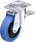 Rolka obrotowa z niebieską gumową bieżnią i metalowym wspornikiem. Odpowiednia do urządzeń transportowych, zapewnia łatwe manewrowanie i stabilność.