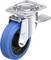 Rolka obrotowa z niebieskim kołem i srebrnym uchwytem, z grawerem 'Blickle made in Germany'. Odpowiednia do urządzeń transportowych.