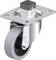 Metalowa rolka obrotowa z szarą gumą, prostokątną płytką mocującą i przegubem obrotowym. Odpowiednia do mebli lub urządzeń transportowych.