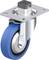Metalowa rolka z niebieskim gumowym bieżnikiem, prostokątnym uchwytem i obrotowym łożyskiem, odpowiednia do mebli lub wózków.