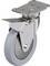 Metalowa rolka obrotowa z szarym kołem gumowym i płytką mocującą. Stosowana w zastosowaniach przemysłowych lub transportowych.