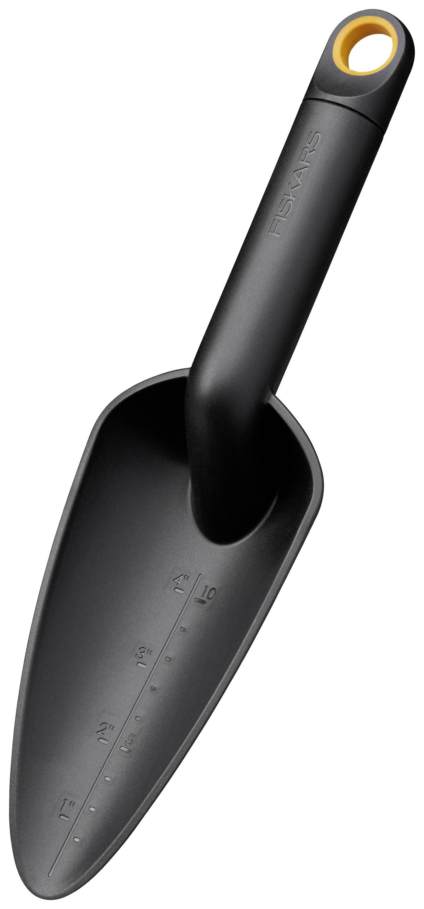 Łopatka ogrodowa z podziałką pomiarową na powierzchni łopatki do precyzyjnego sadzenia, czarny uchwyt z żółtym pierścieniem na końcu.