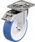 Rolka przemysłowa z niebieską gumową powierzchnią toczną, uchylnym mocowaniem i hamulcem, odpowiednia do stosowania w ruchomych maszynach.