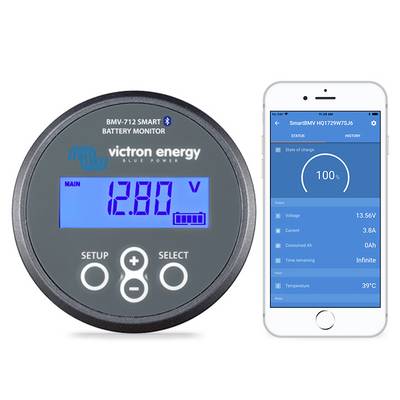 Monitor baterii wskazuje 12,80 V. Aplikacja na smartfonie pokazuje 100% stanu naładowania, napięcie 13,5 V, prąd 3,8 A.