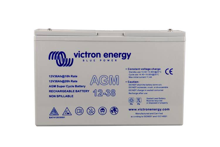 Akumulator AGM 12-38 firmy Victron Energy, możliwy do ponownego ładowania, szczelny. Specyfikacje techniczne i ostrzeżenia wydrukowane na obudowie.