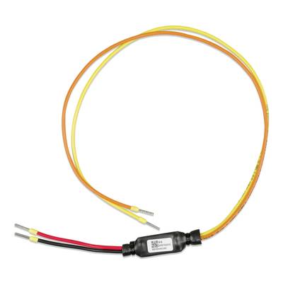 Żółte i czerwone przewody połączone z małym czarnym cylindrem, który służy jako element elektryczny lub elektroniczny.