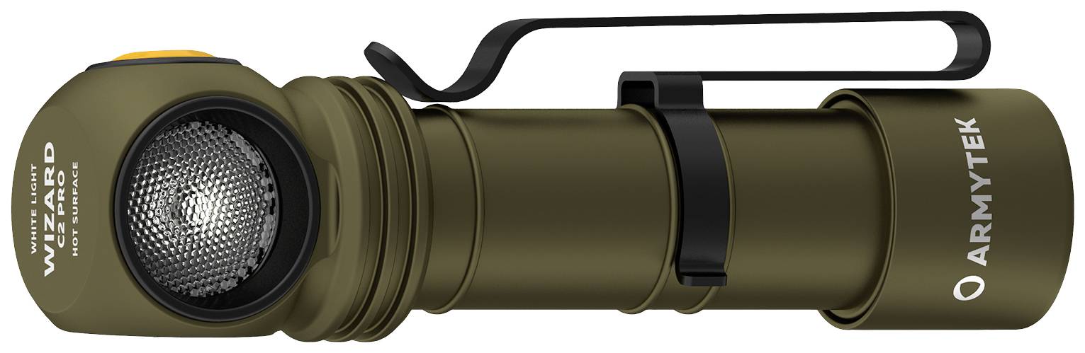 Latarka w kolorze oliwkowej zieleni z klipsem i przyciskiem na górze, widok z boku. Napis: 'Wizard Pro', 'Armytek'. Główne źródło światła widoczne.