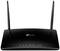 Czarny router WiFi z dwoma antenami na białej powierzchni. Logo marki 'TP-Link' widoczne z przodu.