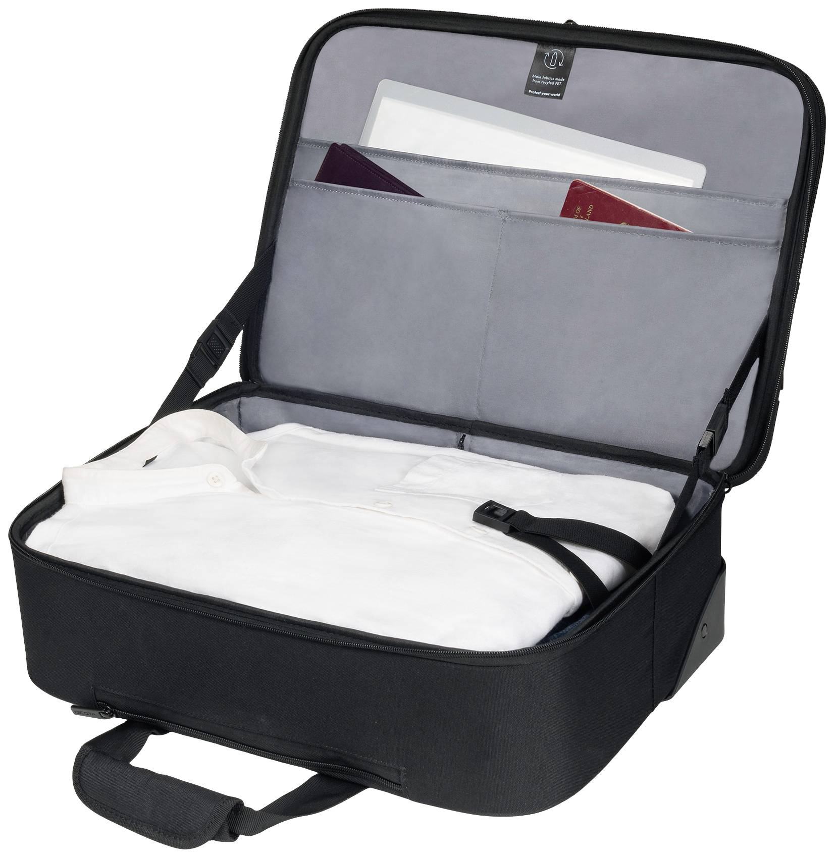 Otwarty czarny kufer, zapakowany białą koszulą i dokumentami w przegródkach. Kufer posiada uchwyt i zamki błyskawiczne.