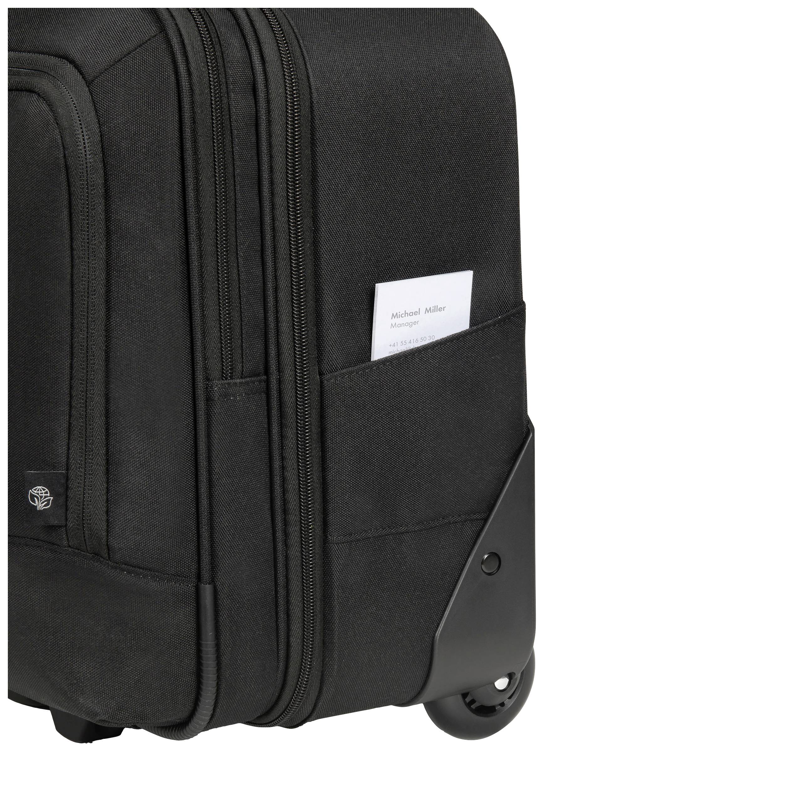 Czarny walizka na kółkach z przezroczystą kieszenią na kartę identyfikacyjną; stoi na małych kółkach. Karta identyfikacyjna wyświetla tekst z nazwiskiem.
