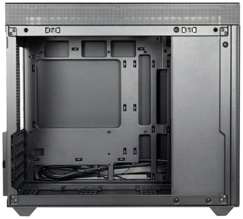 Czarna obudowa komputera z otwartym panelem bocznym prezentuje pusty wnętrze przygotowane do montażu podzespołów, z widocznymi kablami w dolnej części.