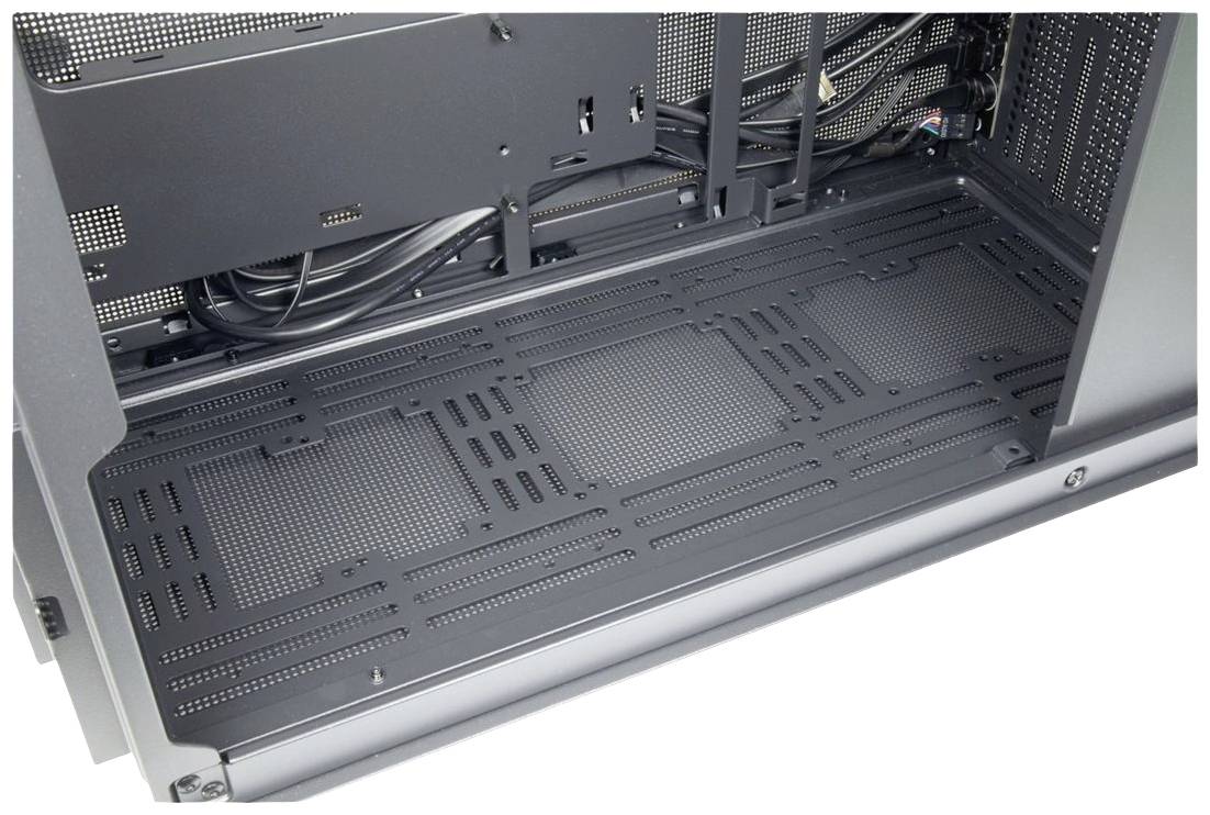 Wnętrze pustej obudowy komputerowej z funkcjami zarządzania kablami; bez zainstalowanego sprzętu.