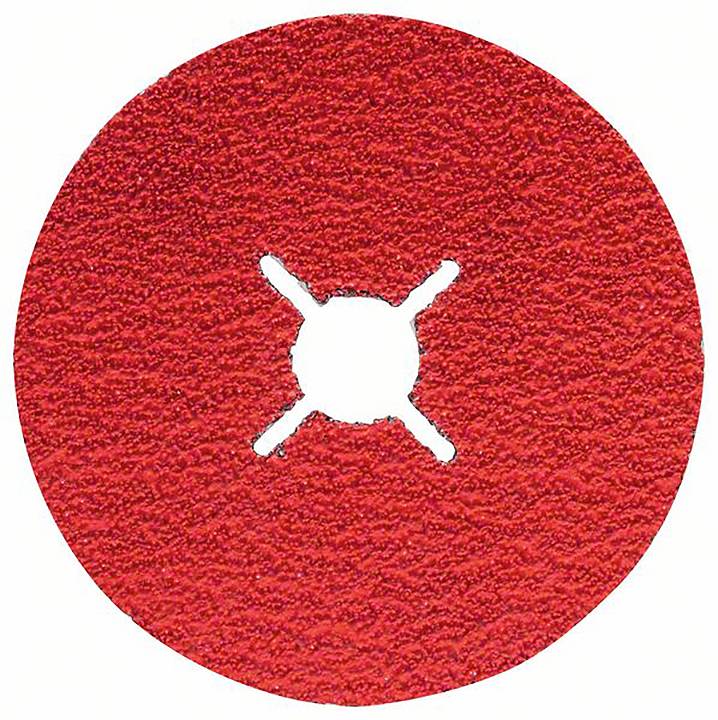 Czerwony papier ścierny o okrągłym kształcie z otworem krzyżowym pośrodku, stosowany do obróbki powierzchni.