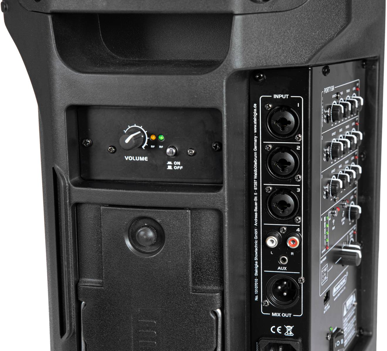 Tylna strona głośnika z regulatorem głośności, wejściami i wyjściami. Przedstawia elementy sterujące i złącza dla urządzeń audio.