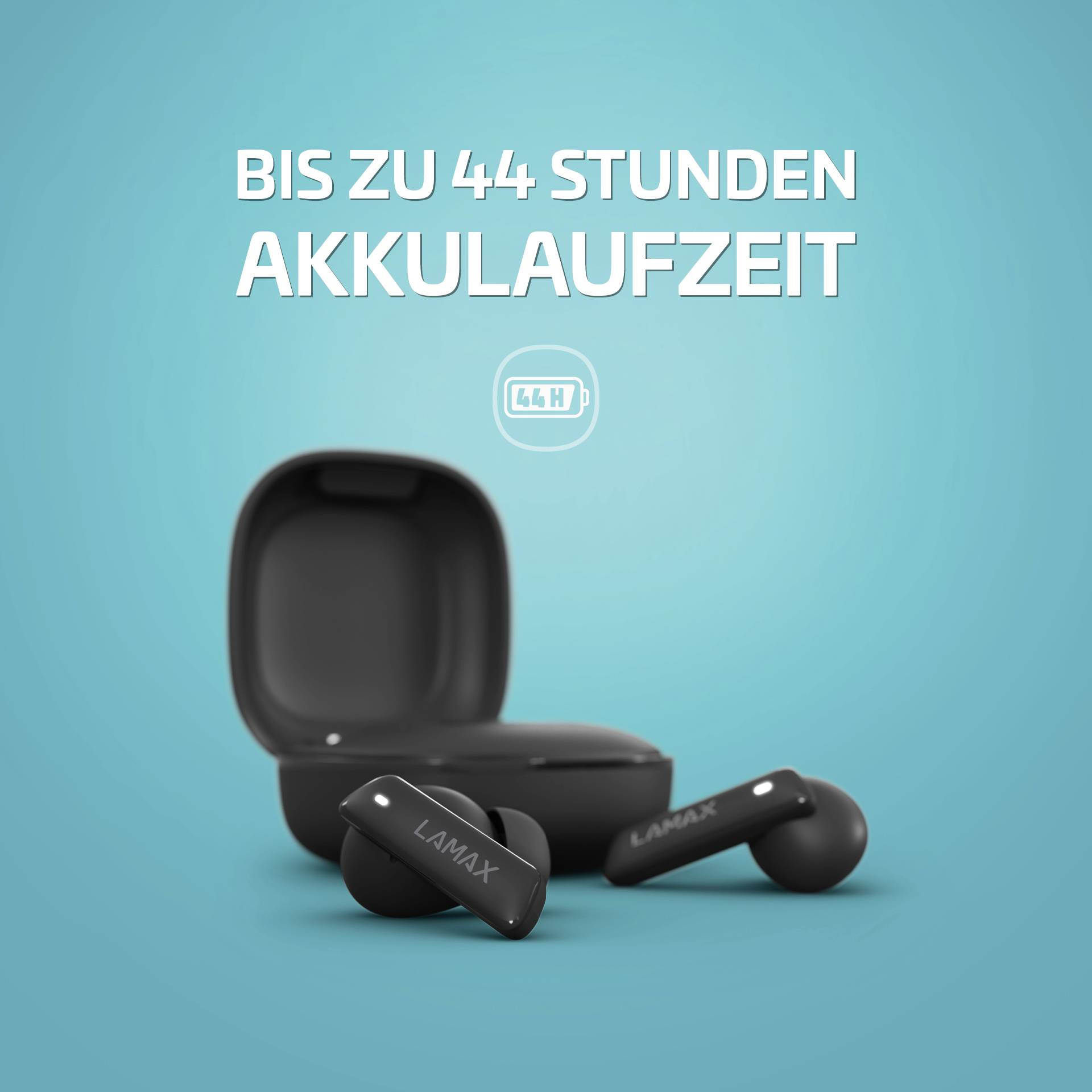 Bezprzewodowe słuchawki Lamax z etui ładującym na niebieskim tle. Tekst: 'Do 44 godzin czasu pracy baterii'.