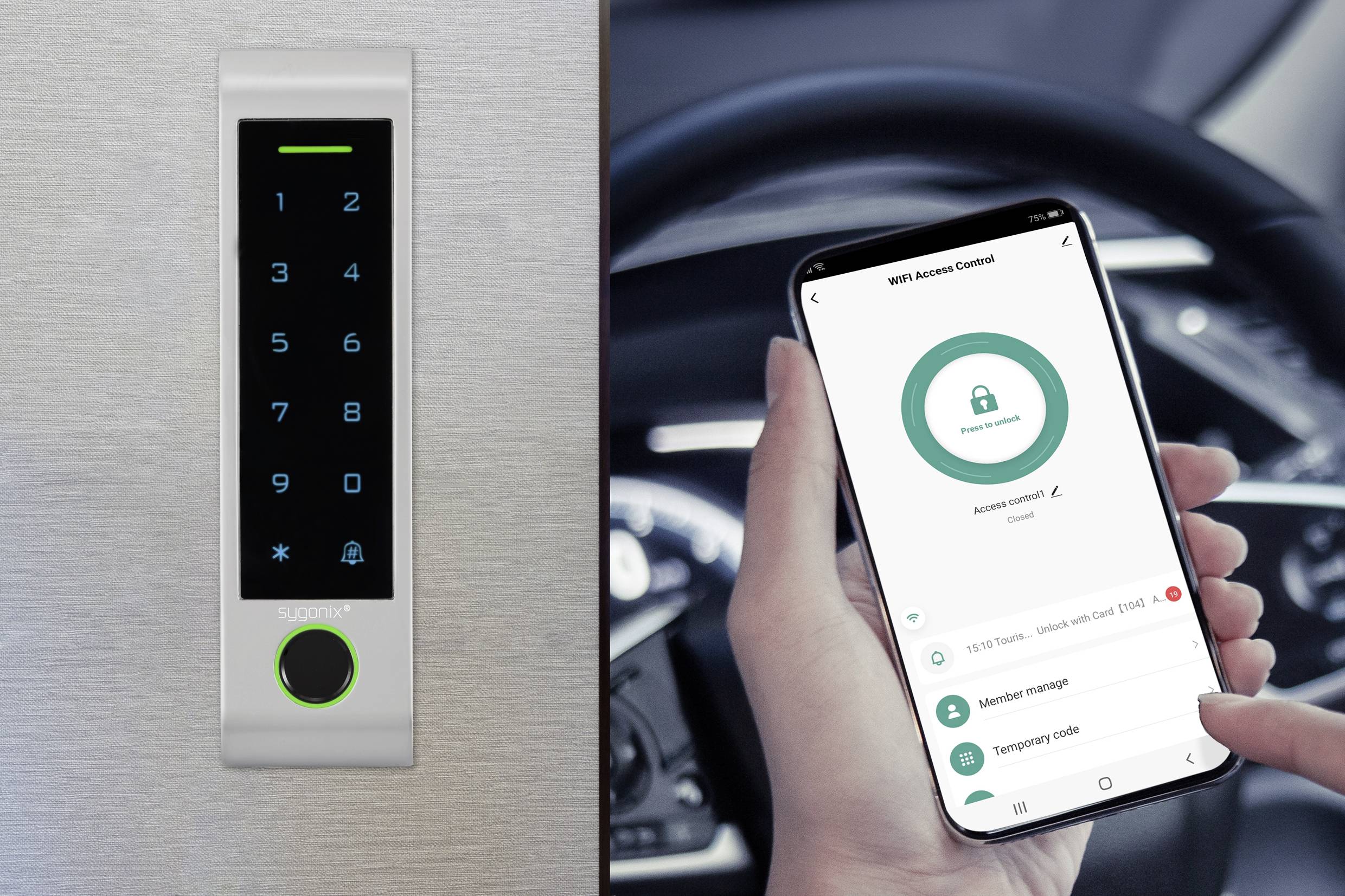 Osoba trzyma smartfon z otwartą aplikacją do sterowania zamkiem elektronicznym. Obok znajduje się cyfrowy zamek z panelem dotykowym.