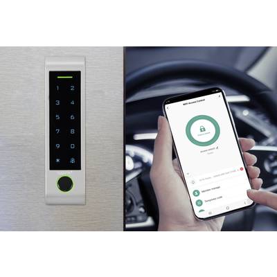 Osoba trzyma smartfon z otwartą aplikacją do sterowania zamkiem elektronicznym. Obok znajduje się cyfrowy zamek z panelem dotykowym.